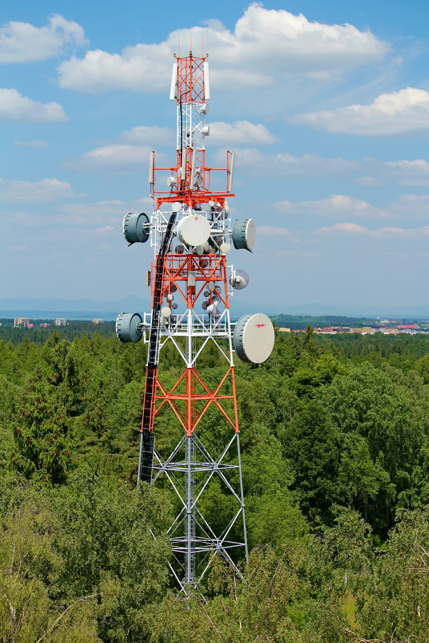 Torre de microondas sobre bosque